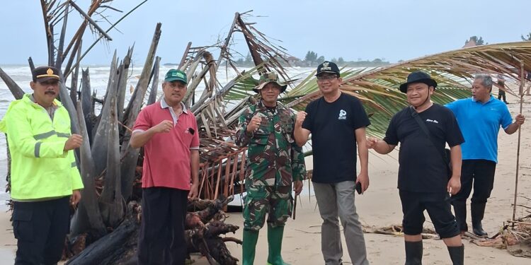 Koramil 07/ Bangsri Bersihkan Pantai dan Pantau Kondisi Lingkungan Pesisir.