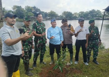 Polsek Cibinong Gelar Kegiatan Penanaman Pohon Hutan Kota di Setu Gedong