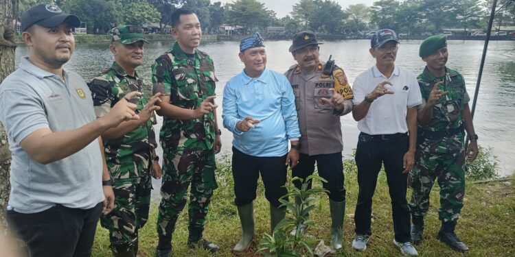Polsek Cibinong Gelar Kegiatan Penanaman Pohon Hutan Kota di Setu Gedong