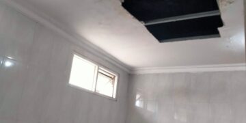 Kondisi Gedung Satpas SIM Daan Mogot Memperhatikan, Terlihat Atap Plafon Bolong dan Wastafel di Toilet Pria Rusak