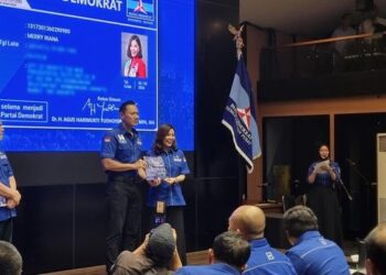 AHY Serahkan KTA Demokrat ke -48 Kader Baru , Termasuk Merry Riana