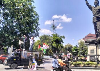 Aksi Demo Kecam Donald Trump di Bawah Patung Slamet Riyadi Gladag Solo 