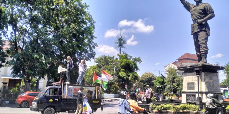 Aksi Demo Kecam Donald Trump di Bawah Patung Slamet Riyadi Gladag Solo 