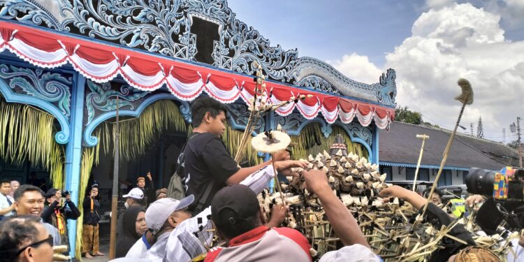 Keraton Gelar Gerebeg Syawal , Wisatawan Cukup Ramai