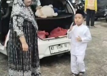 Berbagi Takjil On The Road Nurdiana Ketua Aliansi Jurnalis Bersatu DPD Kaltim