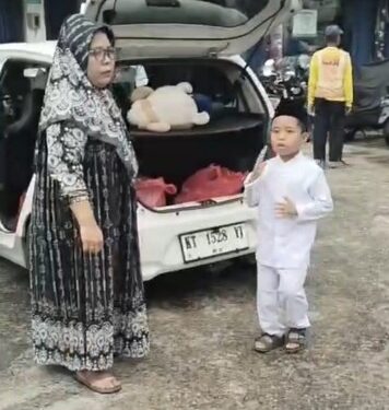 Berbagi Takjil On The Road Nurdiana Ketua Aliansi Jurnalis Bersatu DPD Kaltim