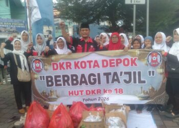 Peringati HUT ke 18 Tahun DKR Berbagi Takjil untuk Pengguna Jalan