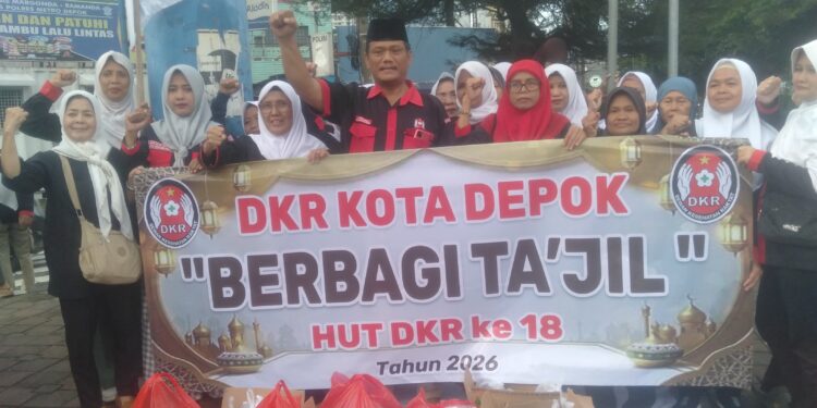 Peringati HUT ke 18 Tahun DKR Berbagi Takjil untuk Pengguna Jalan