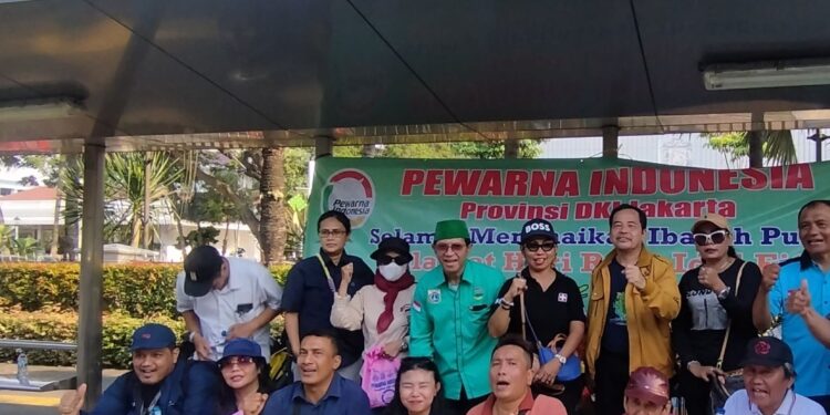 Sebagai Bentuk Kepedulian Dan Kebersamaan di Bulan Ramadhan PEWARNA Indonesia Berbagi Takjil di Depan kantor Gubernur Jakarta