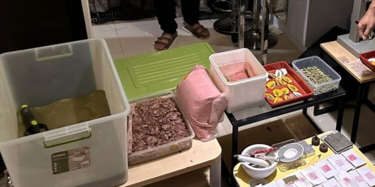 POLDA METRO JAYA BERHASIL MENGUNGKAP CLANDESTINE LAB NARKOTIKA JENIS EKSTASI DAN HAPPY WATER*