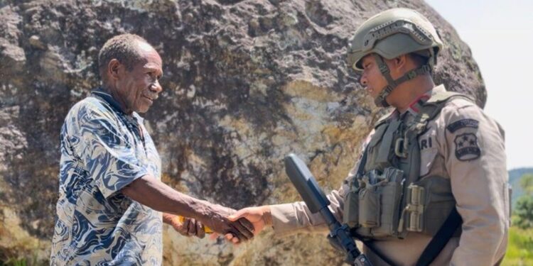 *Satgas Damai Cartenz Gelar Patroli dan Pelayanan Kesehatan di Sinak*