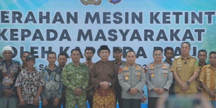 Dorong Ekonomi Pesisir, Kapolda Riau Bantu Nelayan Meranti dengan 20 Mesin Ketinting