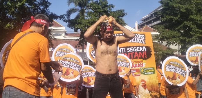 Aksi Mandi Telur , Peternak Solo Raya Demo , Minta Ganti Menteri Pertanian, Bentuk Kementerian Peternakan